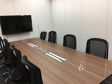 Partitions made from SHINKOLITE™ cast acrylic sheet