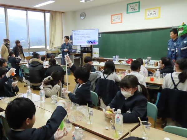 On-site lesson at an elementary school (Hiroshima Plant)