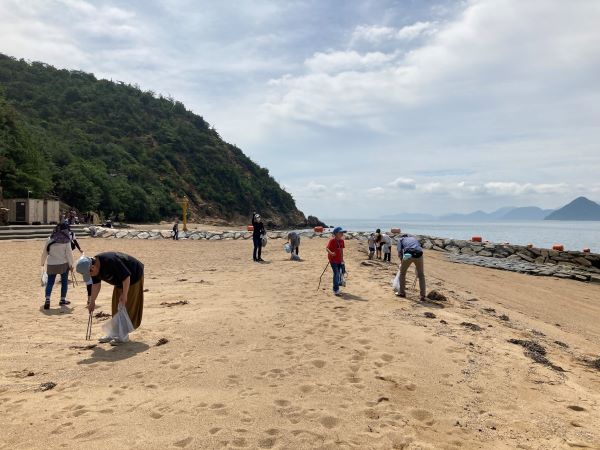 Cleaning up the ocean shoreline, using biodegradable garbage bags made from BioPBSTM (Kagawa Plant, Okayama Plant)