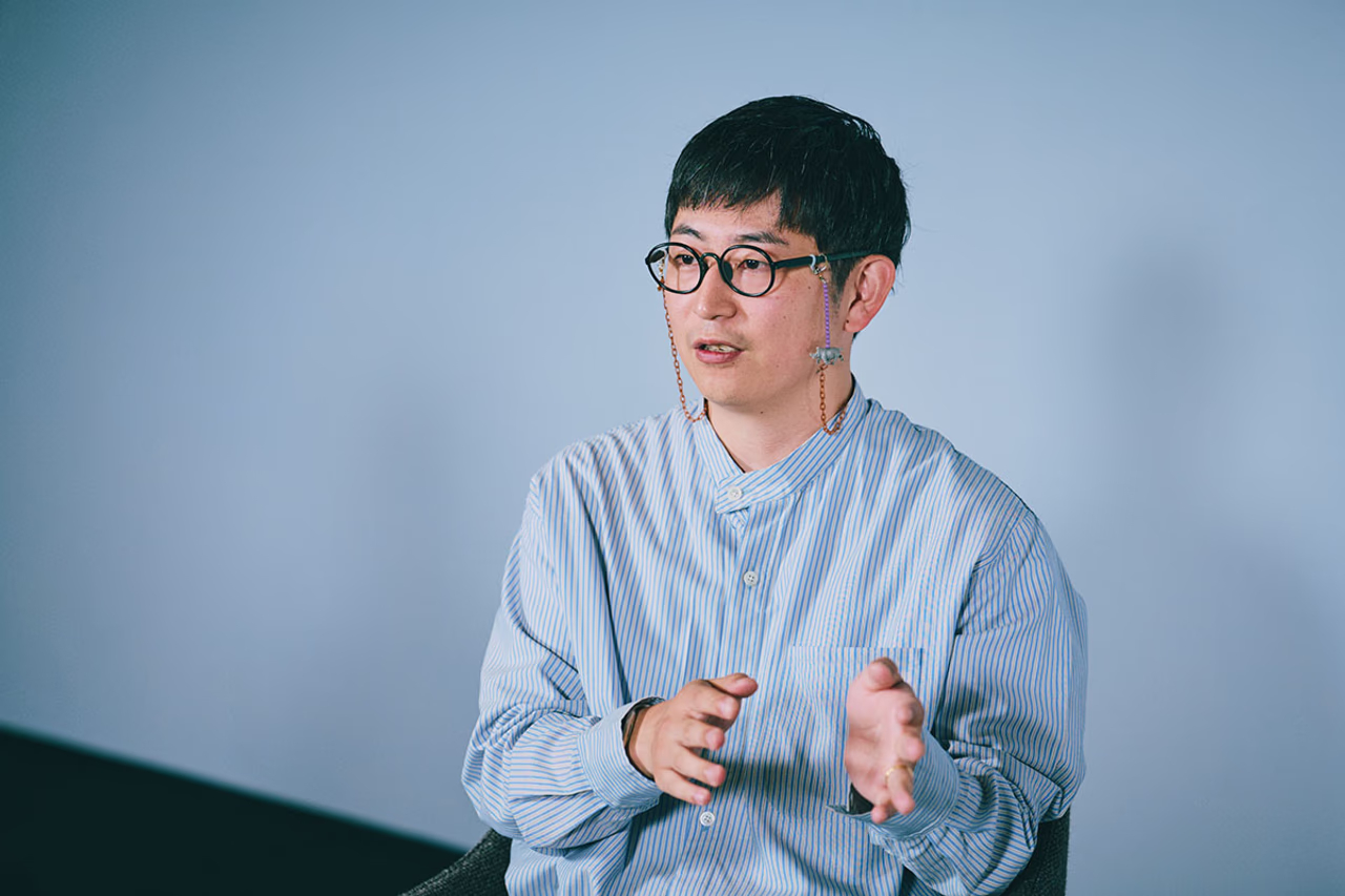 青沼優介（あおぬま・ゆうすけ）氏／武蔵野美術大学造形学部工芸工業デザイン学科を卒業後、東京藝術大学大学院美術研究科修士課程を修了。デザイン活動を続ける傍、アーティストとしても活動。たんぽぽの綿毛を使った建築作品｢息を建てる/都市を植える｣で2018年東京ミッドタウンアートアワードのグランプリを受賞。その他展覧会多数。東京都立大学インダストリアルアート学科助教、武蔵野美術大学非常勤講師。