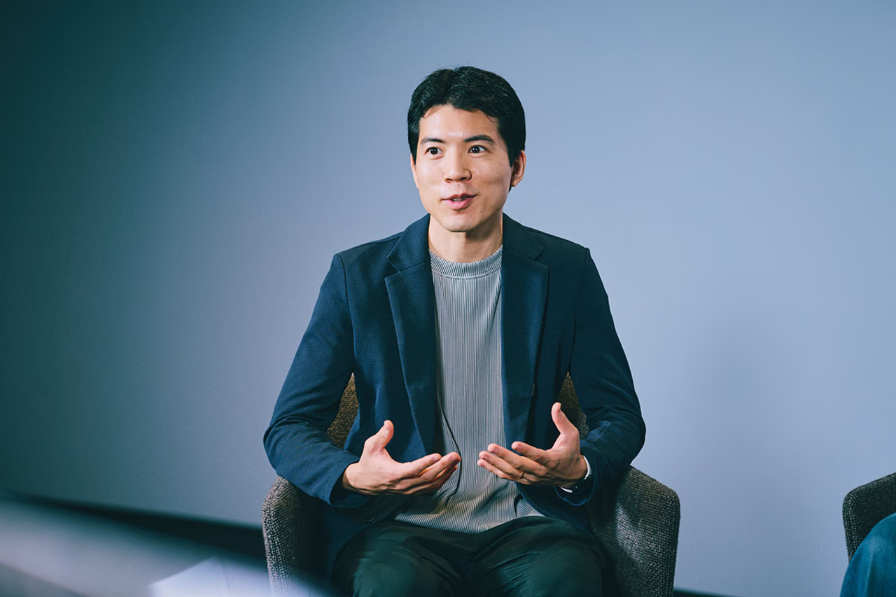 三好賢聖（みよし・けんしょう）氏／東京大学工学部航空宇宙工学科卒業、同専攻修士課程修了後、英国ロイヤル・カレッジ・オブ・アートにてPhDを取得。最優秀博士論文賞（ドイツ、アンハルト大学）。著書に『動きそのもののデザイン：リサーチ・スルー・デザインによる運動共感の探究』（ビー・エヌ・エヌ）、『Designing Objects in Motion: Exploring Kinaesthetic Empathy』（Birkhäuser）。