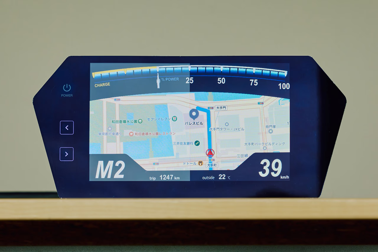 車載ディスプレイのサンプル。右側がモスマイト™あり、左側がモスマイト™なし。