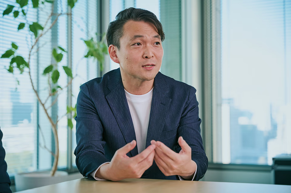 隄雄亮（つつみ・ゆうすけ）氏／三菱ケミカルグループ ストラテジー所管 経営戦略部 戦略立案グループ長。田辺製薬入社後医薬品開発を担当ののち三菱ケミカルホールディングス（現三菱ケミカルグループ）経営企画室へ出向し、前身となるKV30作成を経験。その後データ活用を中心としたDXの推進担当を経て2024年4月から現職。