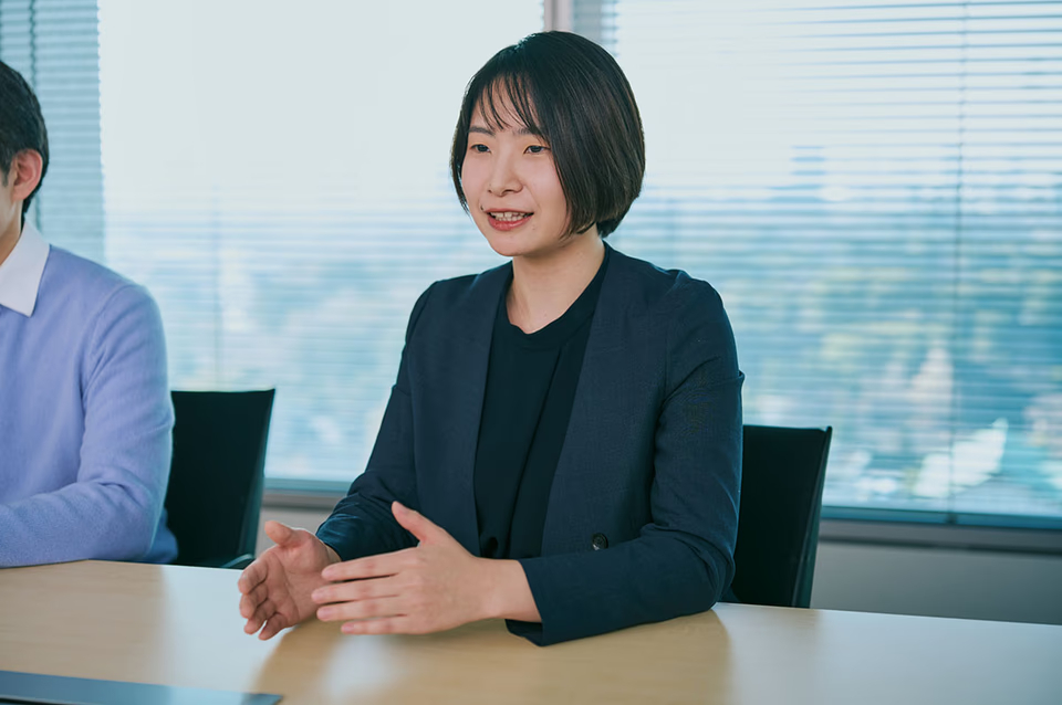 藤井琳子（ふじい・りんこ）氏／三菱ケミカルグループ ストラテジー所管 経営戦略部 戦略立案グループ。2016年三菱化学株式会社入社以来、日本ポリプロ株式会社（出向）にて、ポリプロピレンの営業・マーケティング・ドイツ駐在の経験を経て、2024年4月から現職。