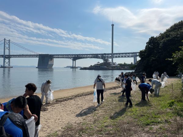 BioPBS™を使用した生分解性ゴミ袋を使い、海岸清掃活動を実施（香川事業所、岡山事業所）